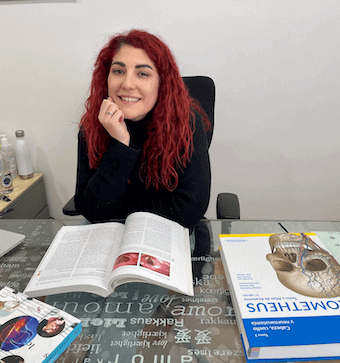 Virginia Moreno con libros